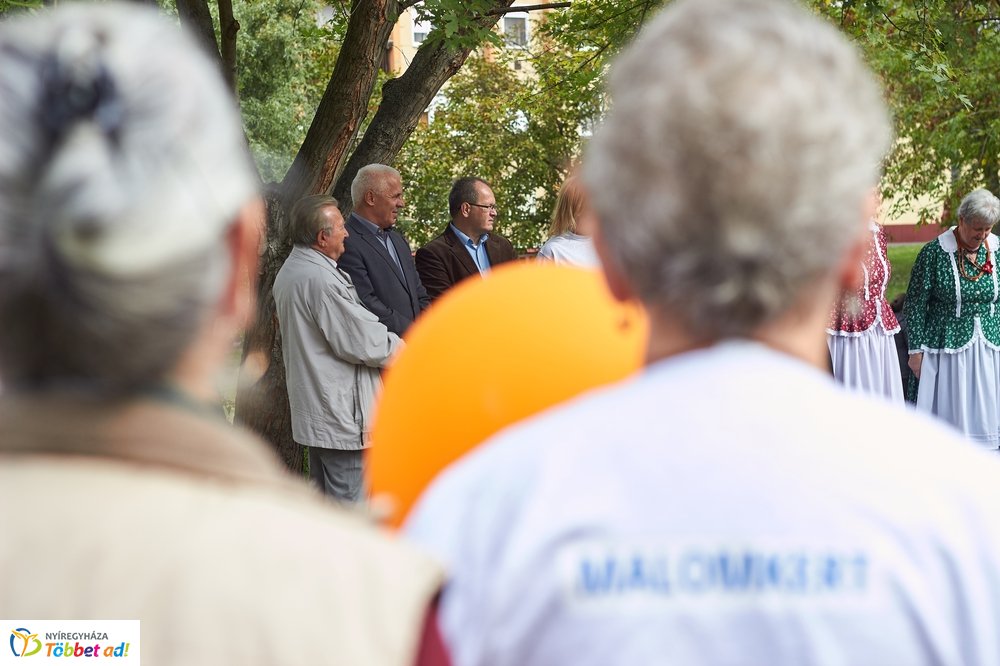 Emléktábla avatás a Malomkertben