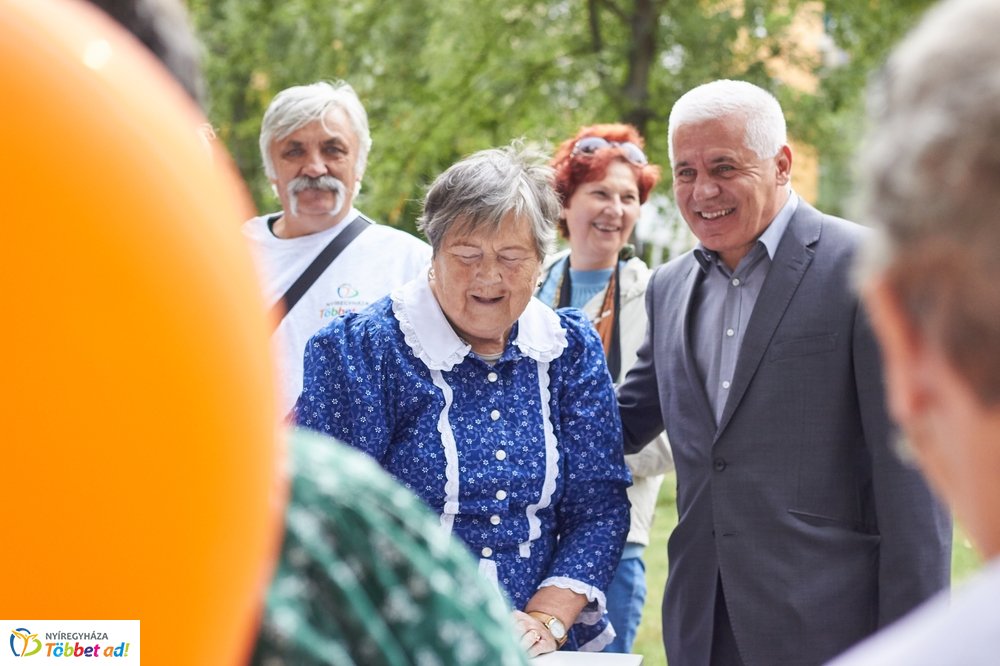 Emléktábla avatás a Malomkertben