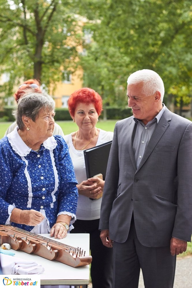Emléktábla avatás a Malomkertben