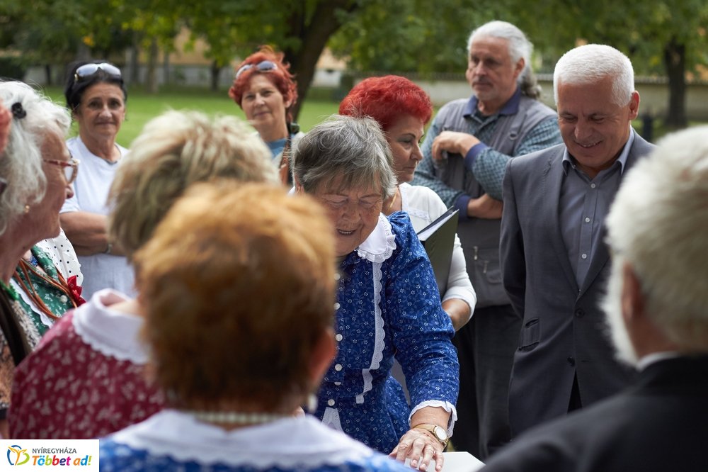 Emléktábla avatás a Malomkertben