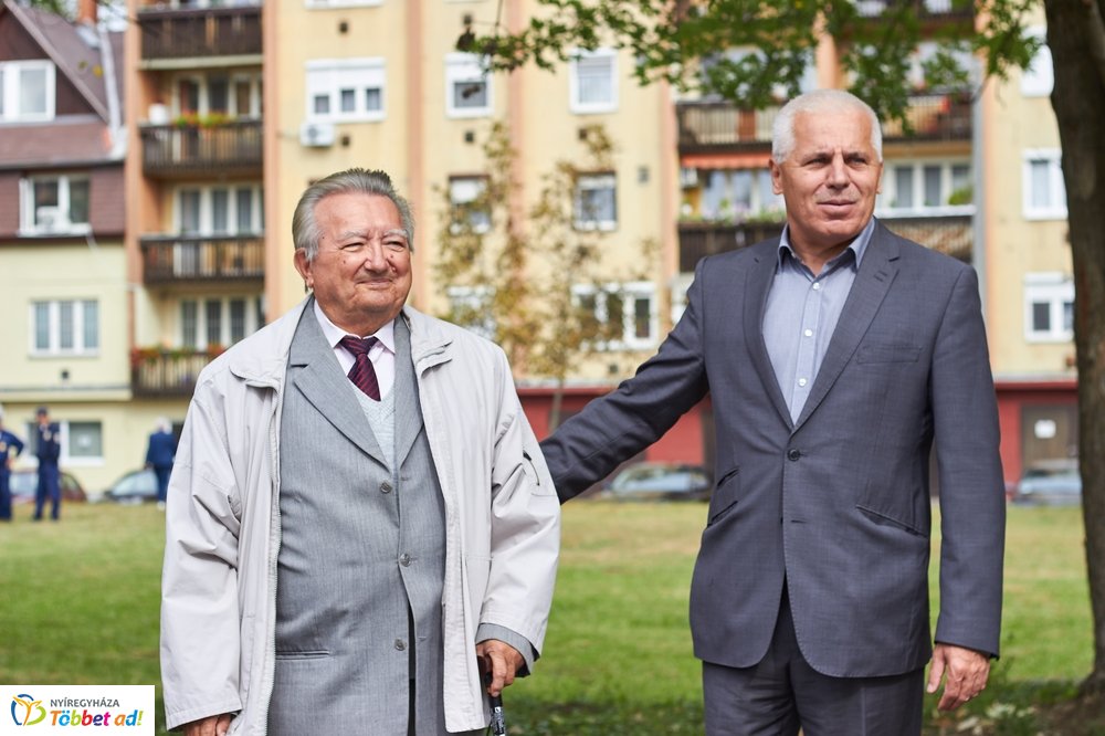 Emléktábla avatás a Malomkertben