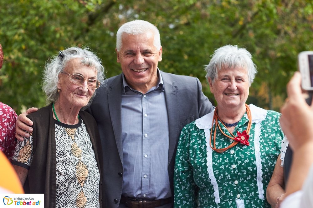 Emléktábla avatás a Malomkertben