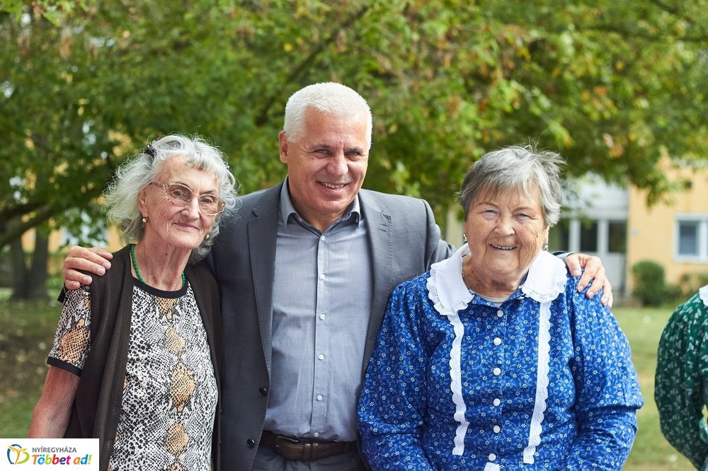 Emléktábla avatás a Malomkertben