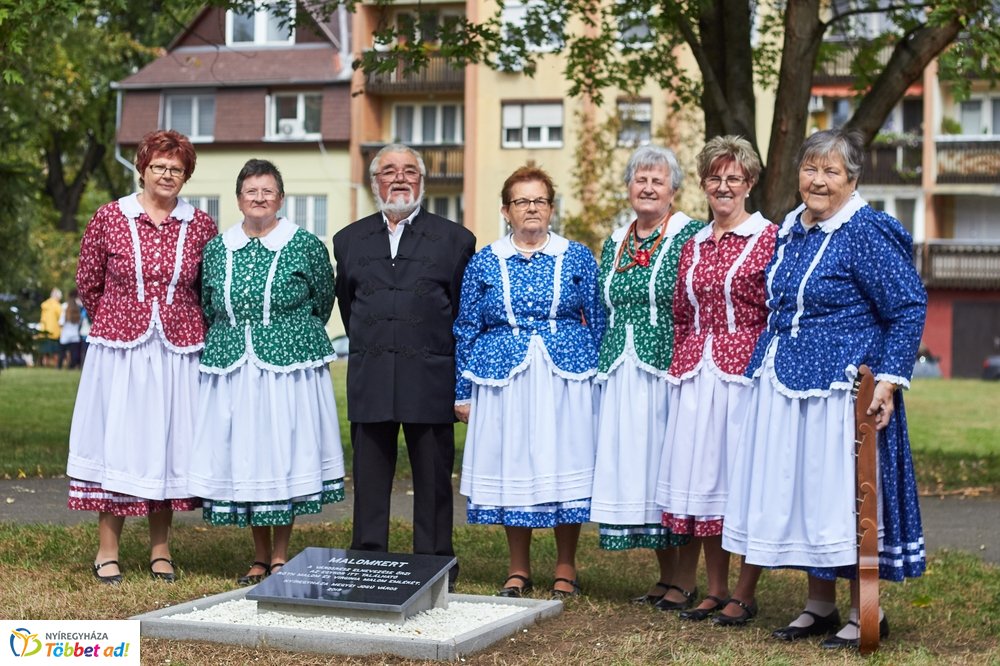 Emléktábla avatás a Malomkertben
