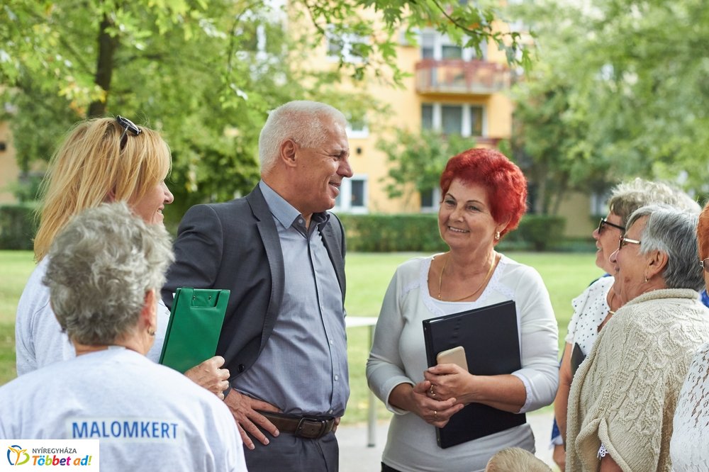 Emléktábla avatás a Malomkertben