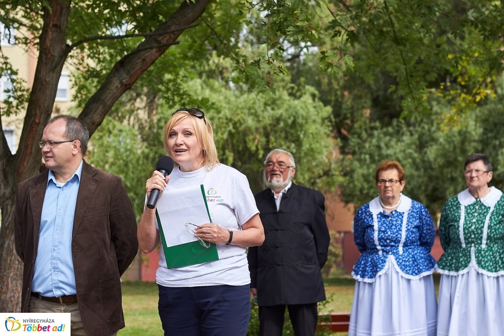 Emléktábla avatás a Malomkertben