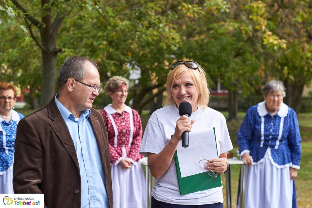 Emléktábla avatás a Malomkertben