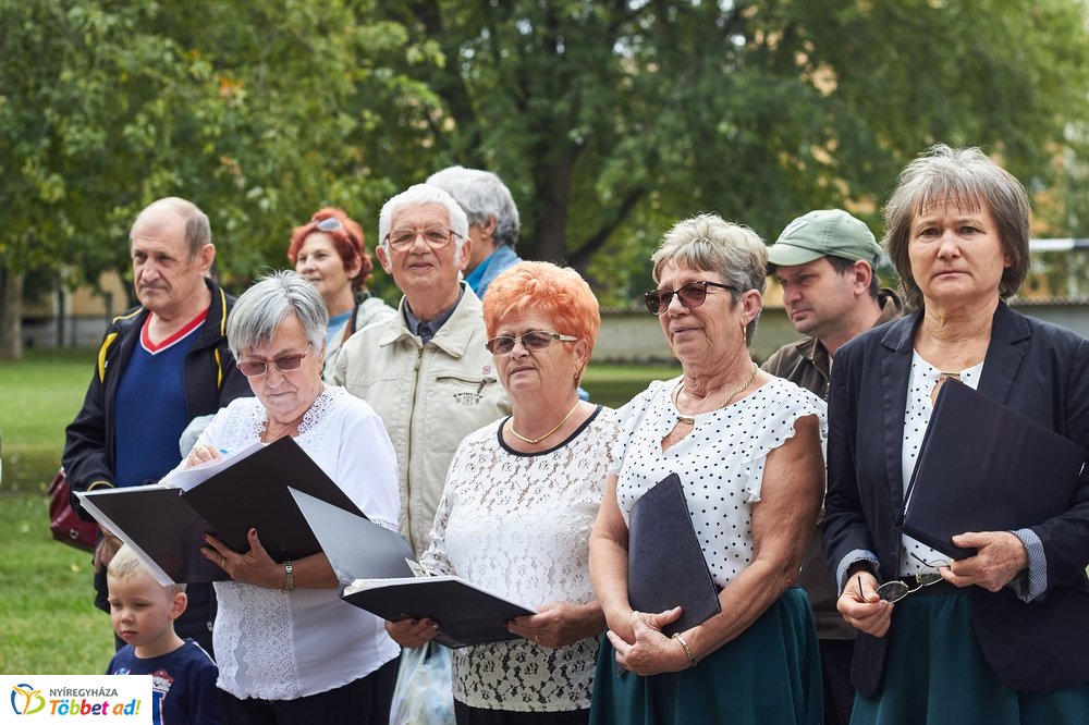 Emléktábla avatás a Malomkertben
