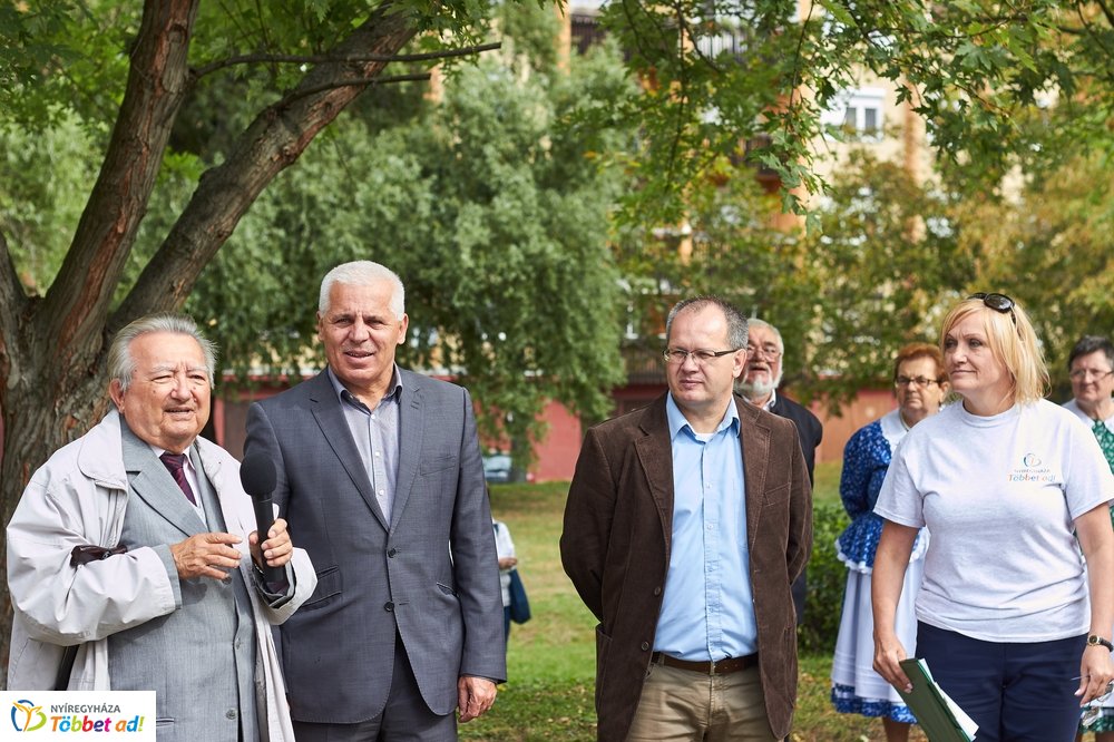 Emléktábla avatás a Malomkertben