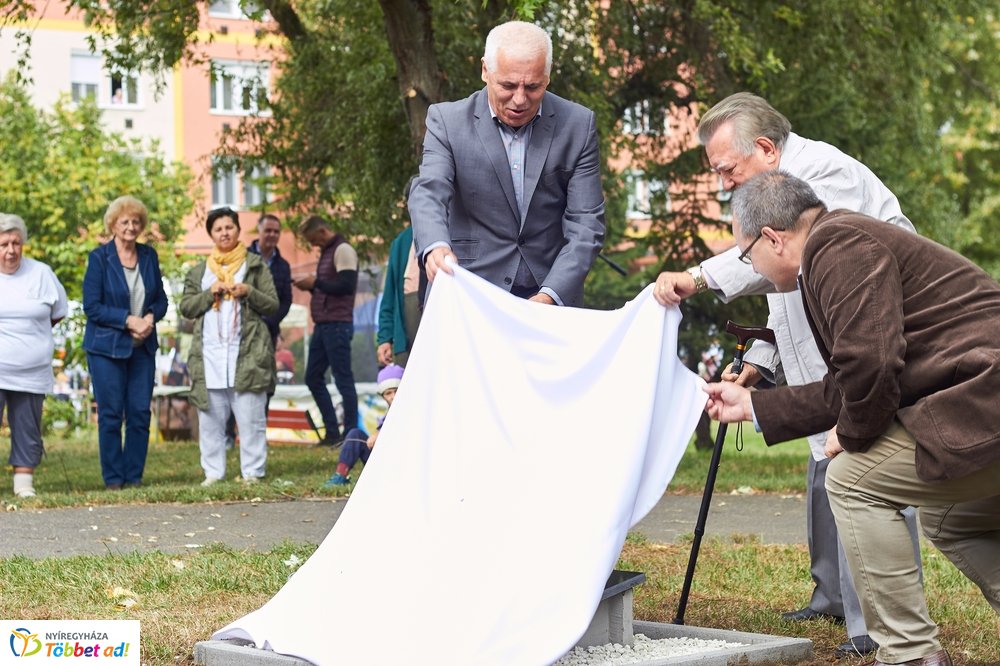 Emléktábla avatás a Malomkertben