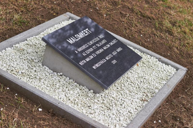 Emléktábla avatás a Malomkertben
