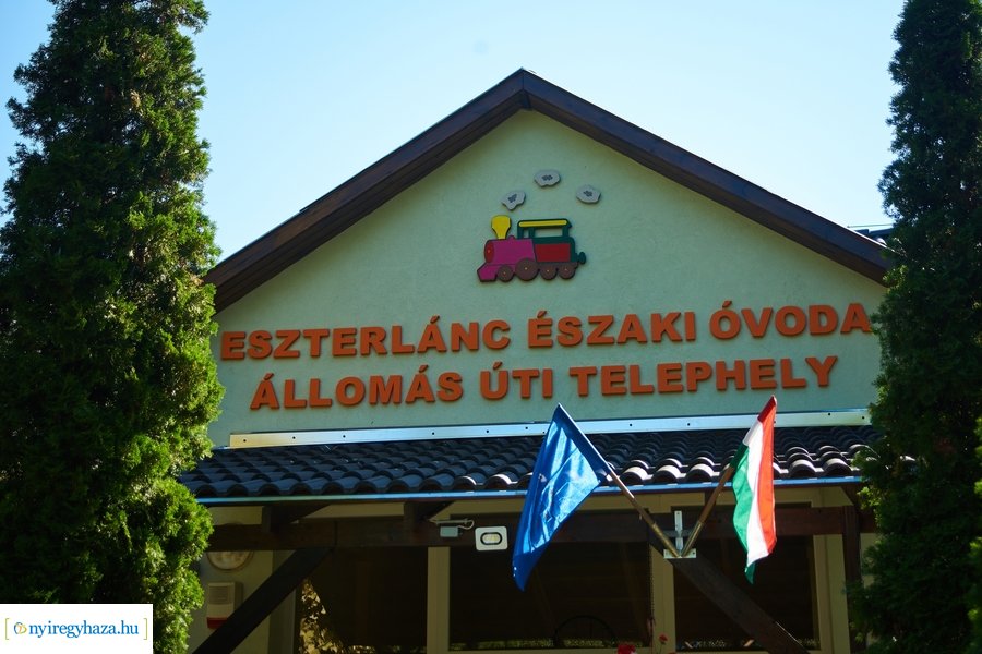 Emléktábla avatás a Posta utcai óvodában