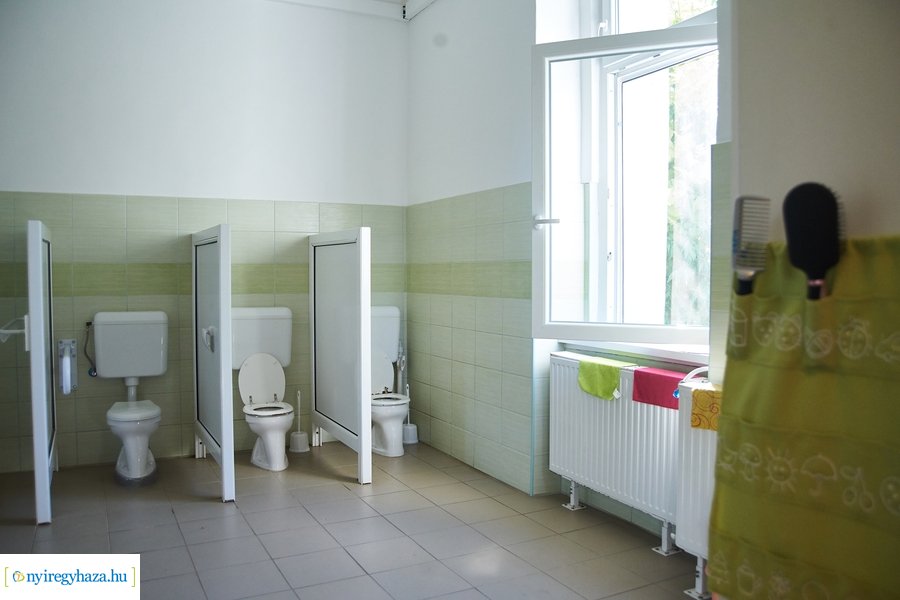 Emléktábla avatás a Posta utcai óvodában