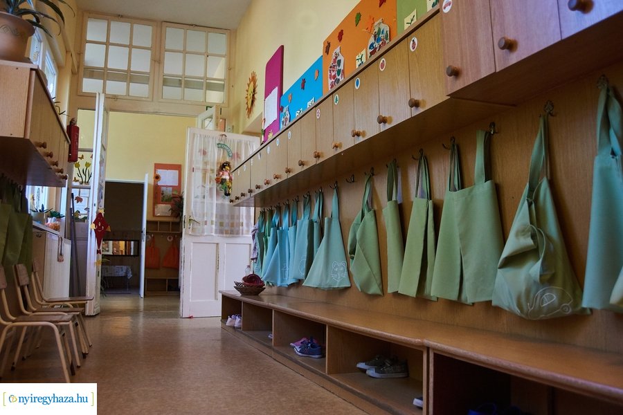 Emléktábla avatás a Posta utcai óvodában