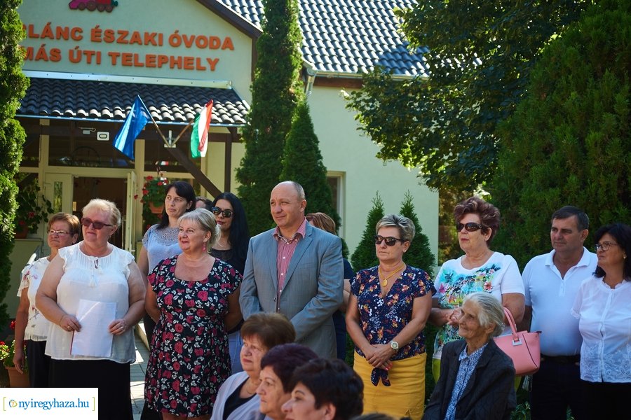 Emléktábla avatás a Posta utcai óvodában