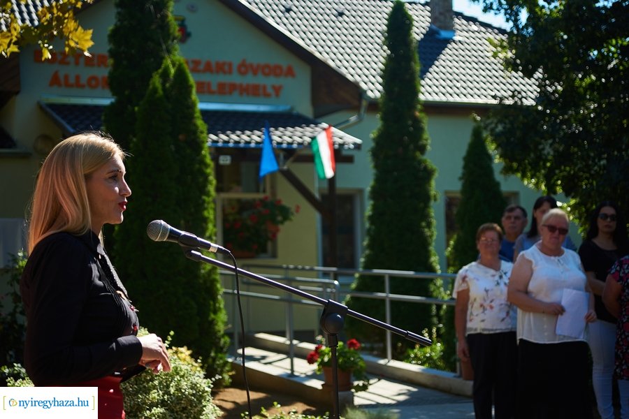 Emléktábla avatás a Posta utcai óvodában