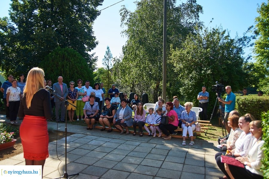 Emléktábla avatás a Posta utcai óvodában