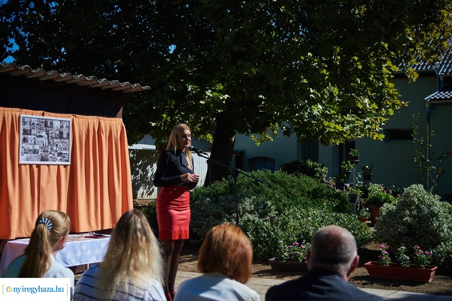 Emléktábla avatás a Posta utcai óvodában