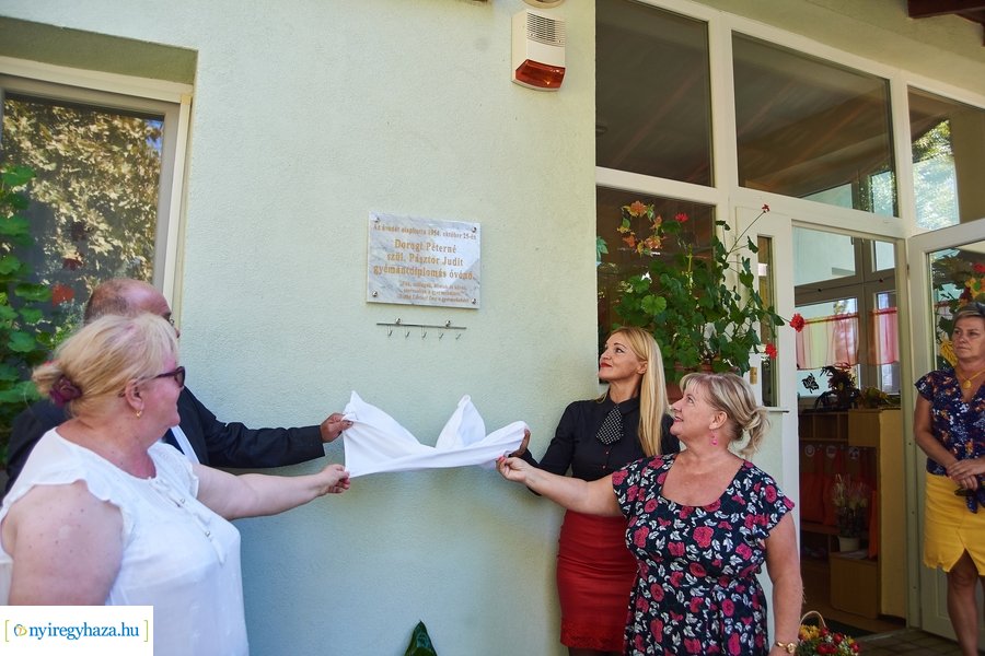 Emléktábla avatás a Posta utcai óvodában