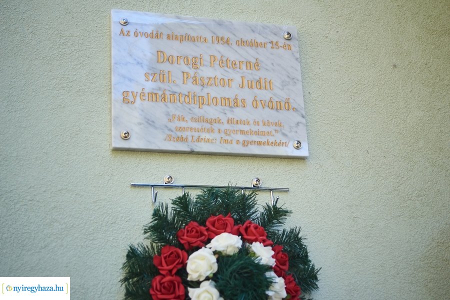 Emléktábla avatás a Posta utcai óvodában