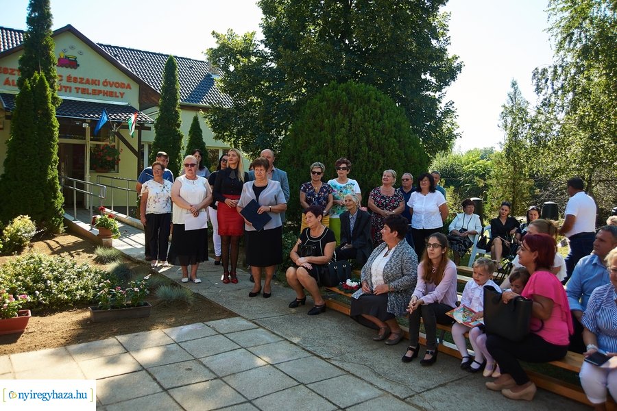 Emléktábla avatás a Posta utcai óvodában