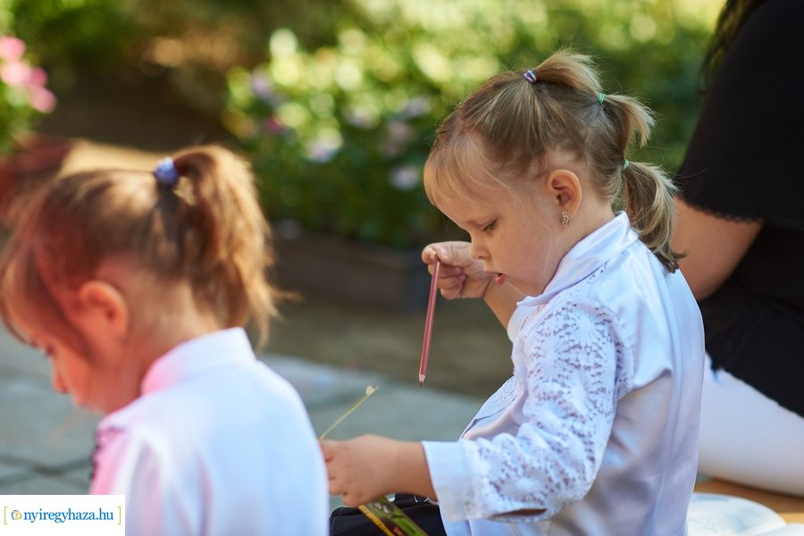Emléktábla avatás a Posta utcai óvodában