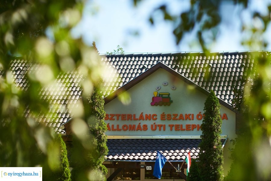 Emléktábla avatás a Posta utcai óvodában