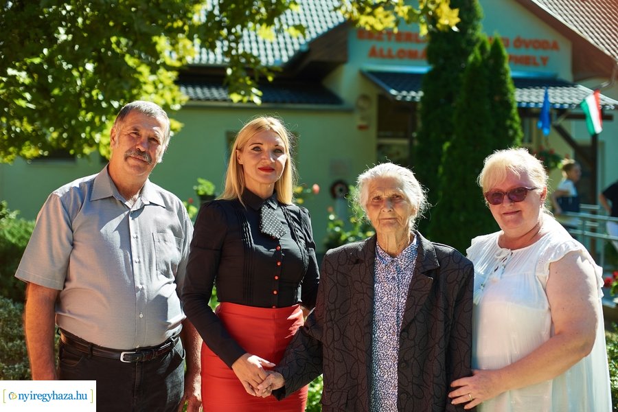 Emléktábla avatás a Posta utcai óvodában