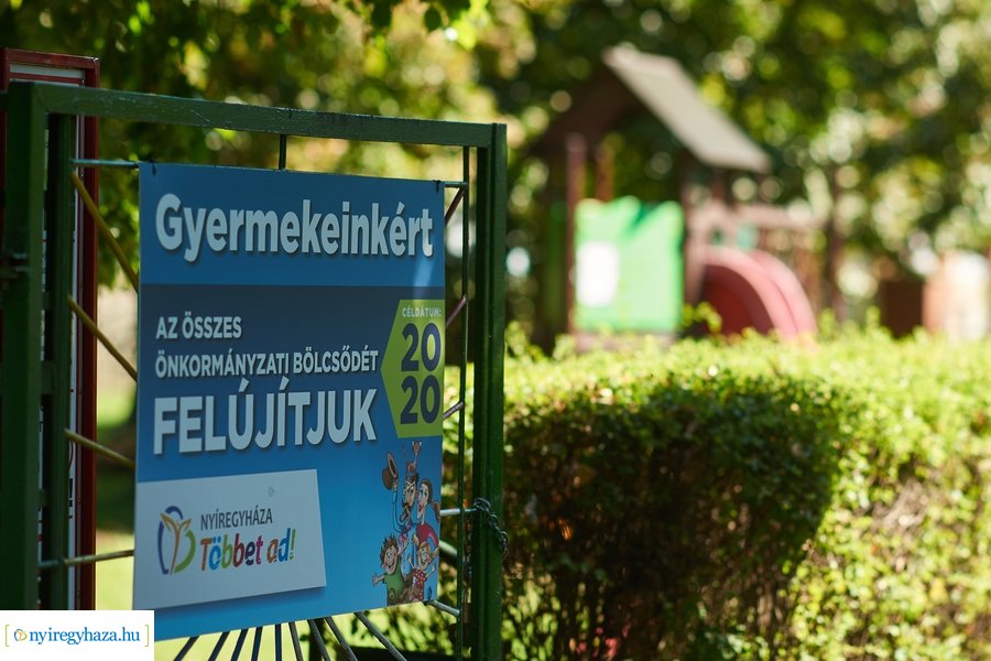 Emléktábla avatás a Posta utcai óvodában