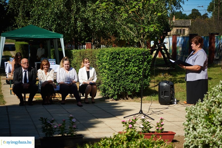 Emléktábla avatás a Posta utcai óvodában