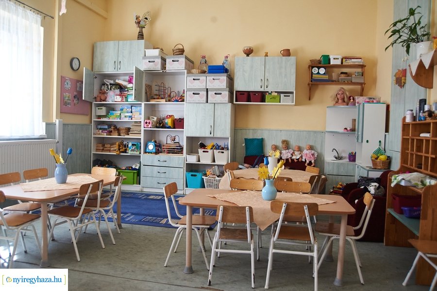 Emléktábla avatás a Posta utcai óvodában