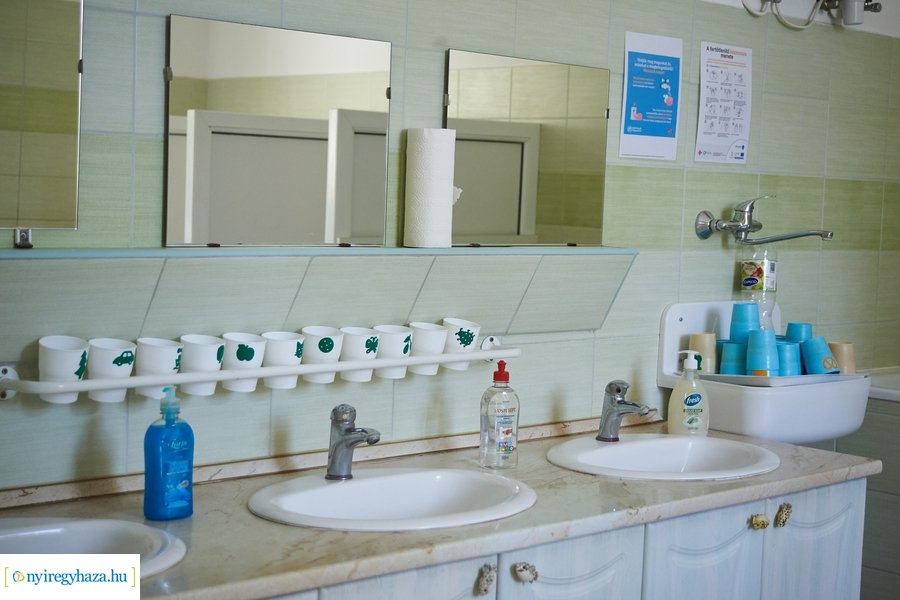 Emléktábla avatás a Posta utcai óvodában