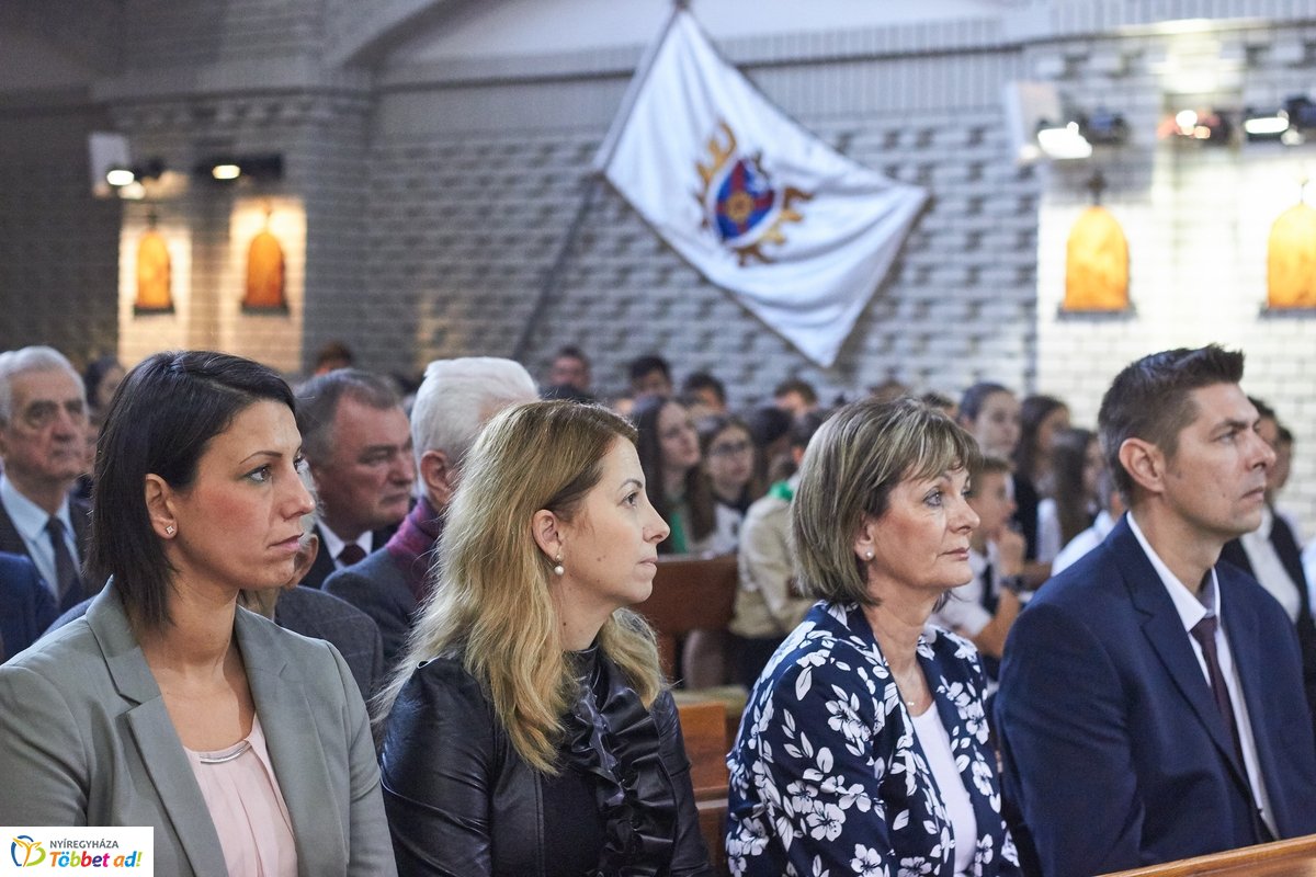 Emléktábla avatás a Szent Imre iskolában