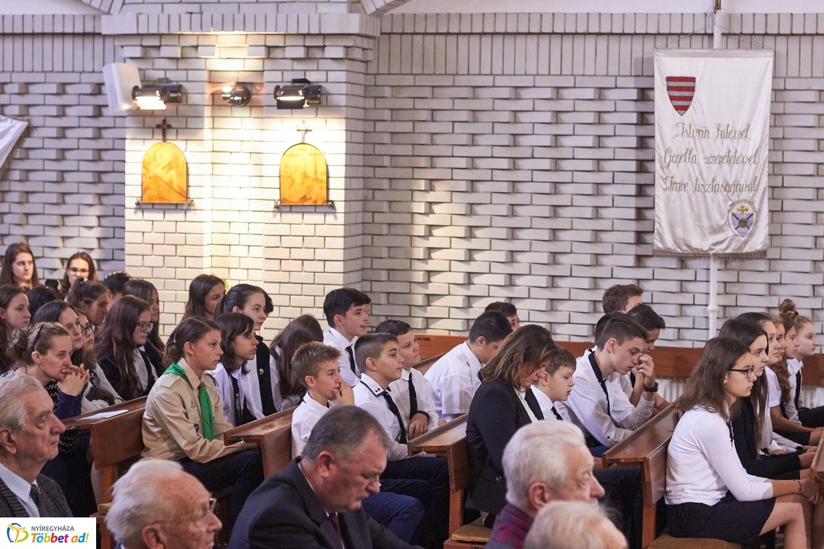 Emléktábla avatás a Szent Imre iskolában