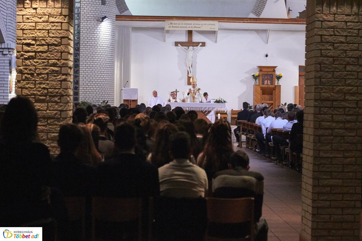 Emléktábla avatás a Szent Imre iskolában