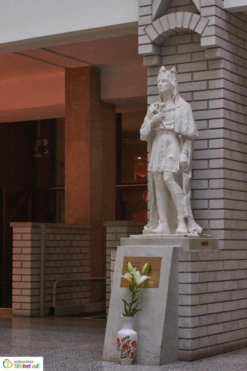 Emléktábla avatás a Szent Imre iskolában