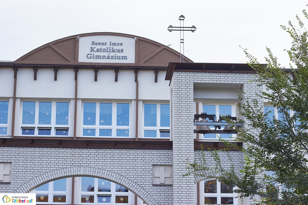 Emléktábla avatás a Szent Imre iskolában