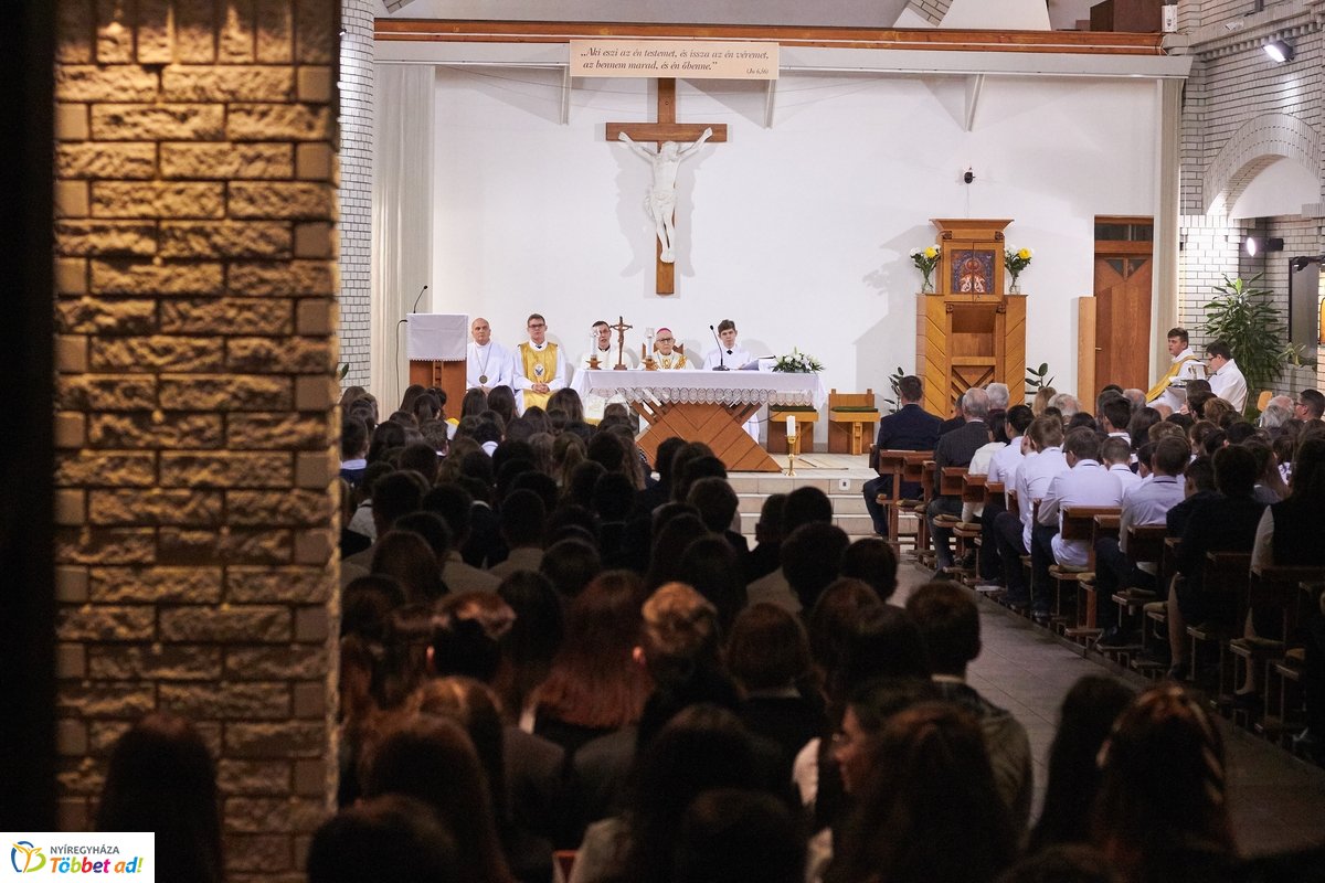 Emléktábla avatás a Szent Imre iskolában