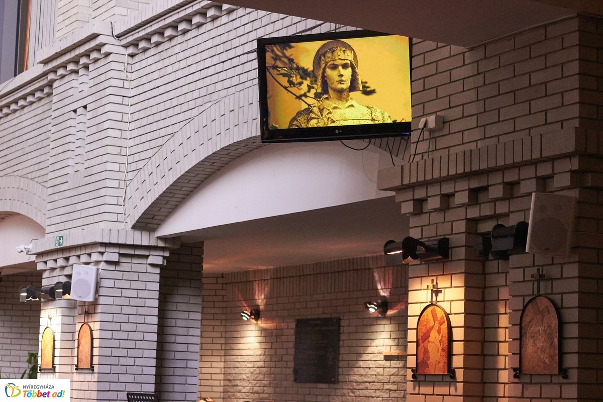 Emléktábla avatás a Szent Imre iskolában