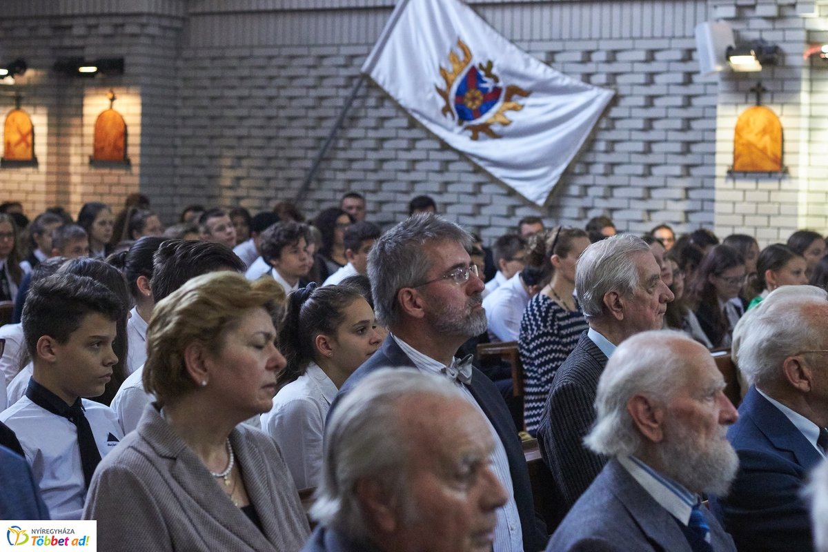 Emléktábla avatás a Szent Imre iskolában