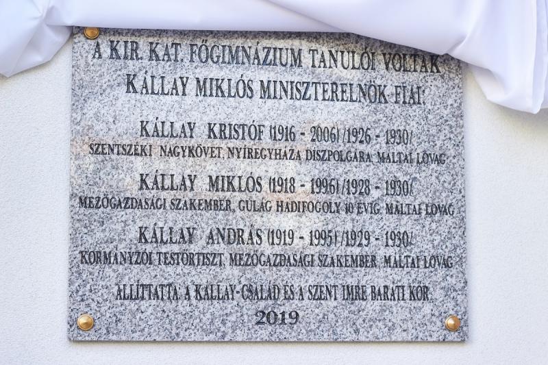 Emléktábla avatás a Szent Imre iskolában