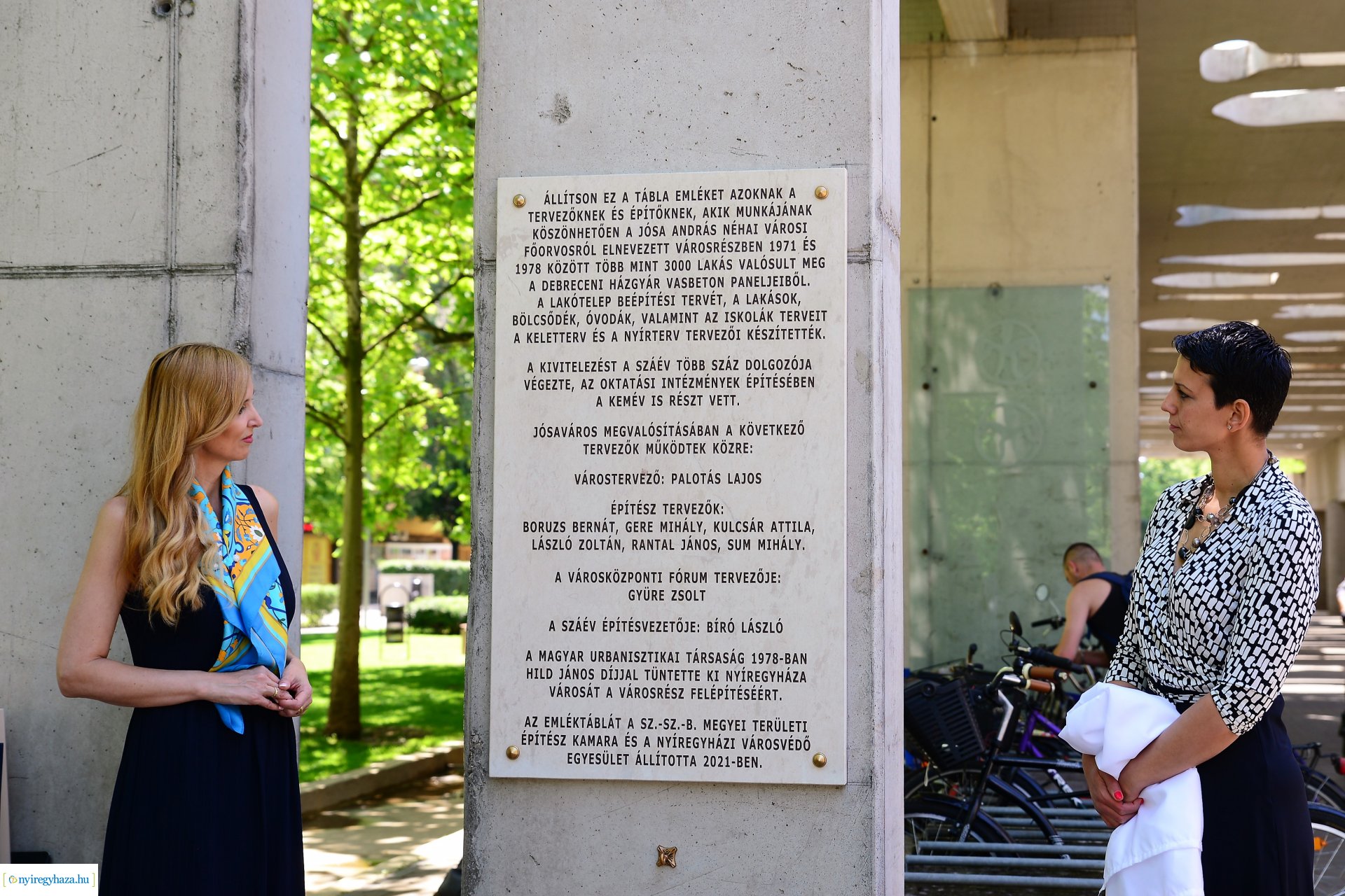 Emléktábla avatás Jósavárosban az Építők Napján