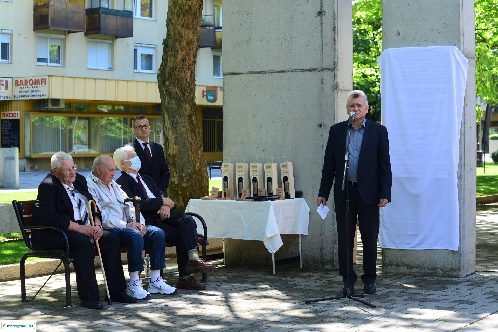 Emléktábla avatás Jósavárosban az Építők Napján