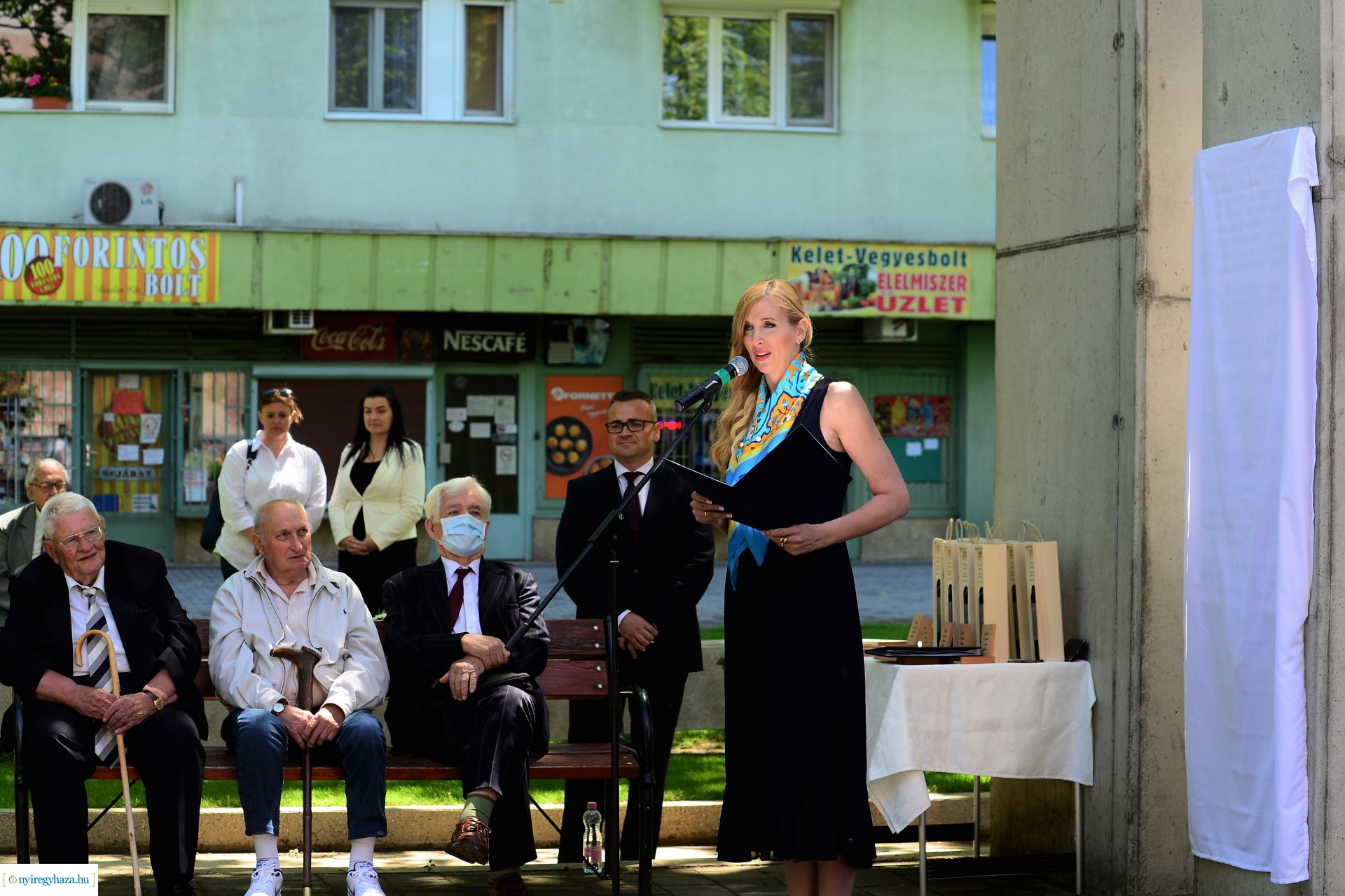 Emléktábla avatás Jósavárosban az Építők Napján