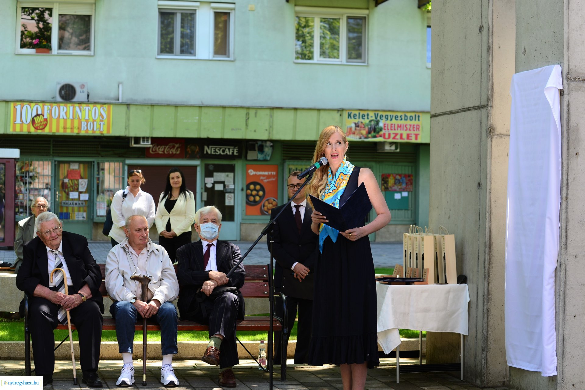 Emléktábla avatás Jósavárosban az Építők Napján