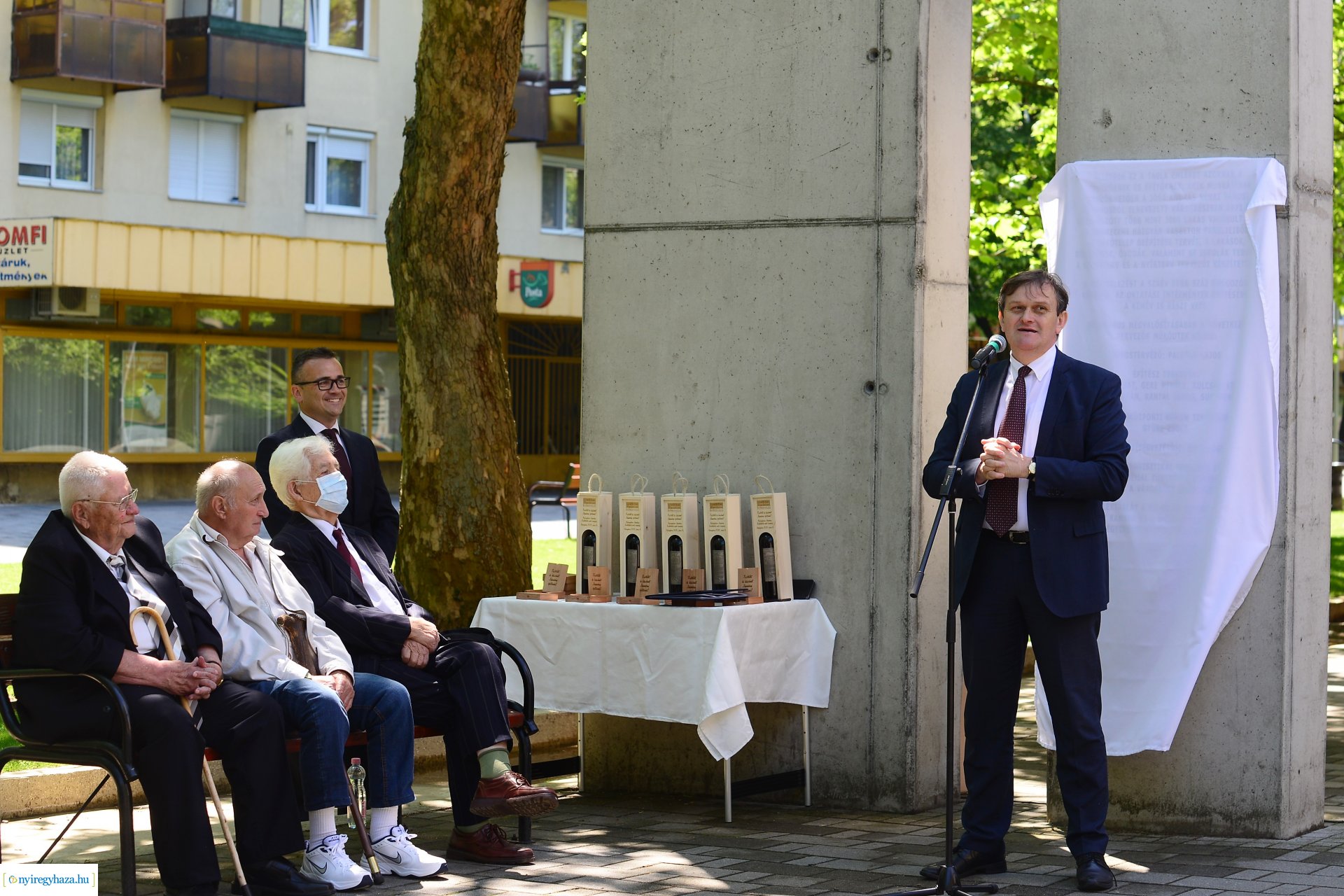 Emléktábla avatás Jósavárosban az Építők Napján