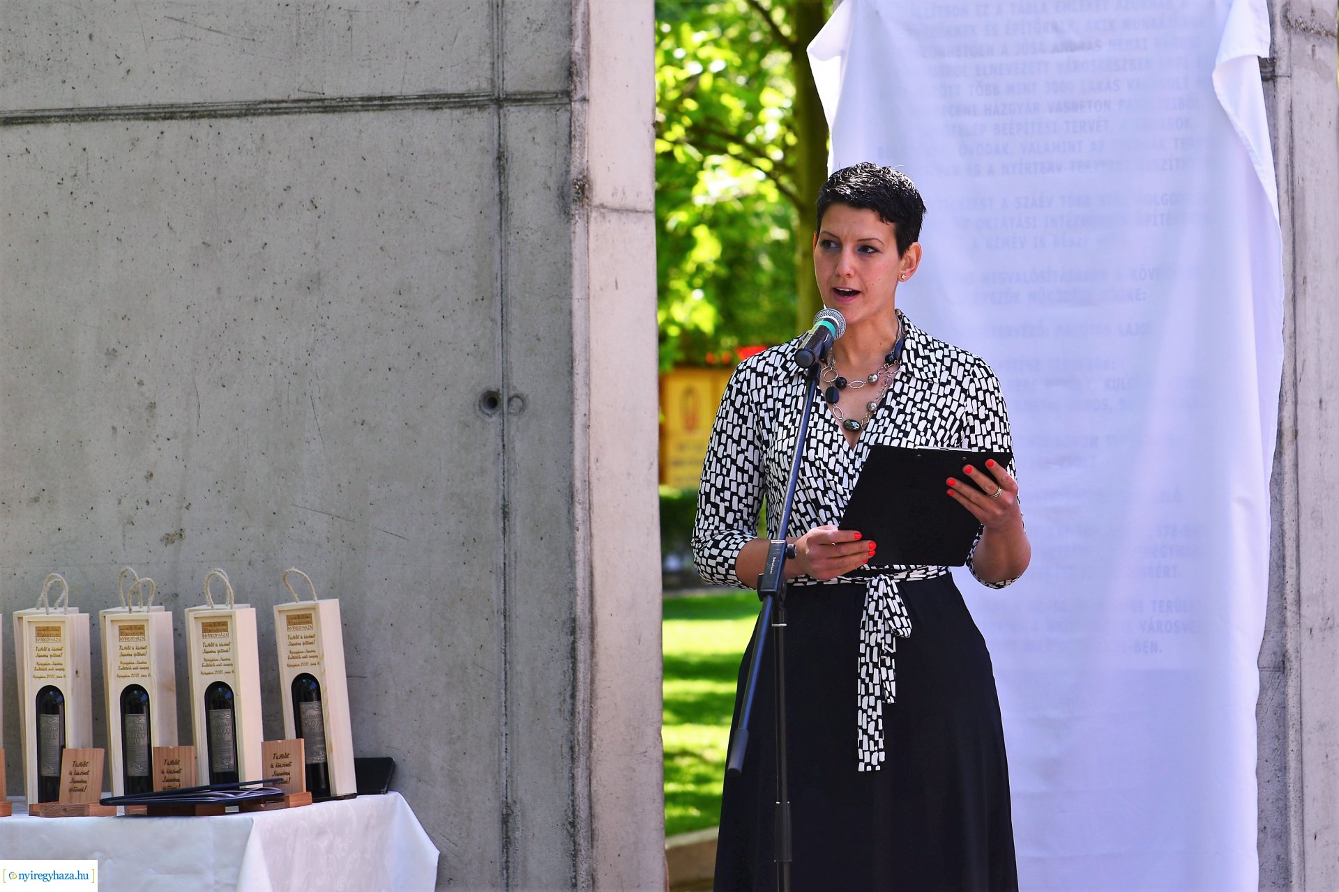 Emléktábla avatás Jósavárosban az Építők Napján