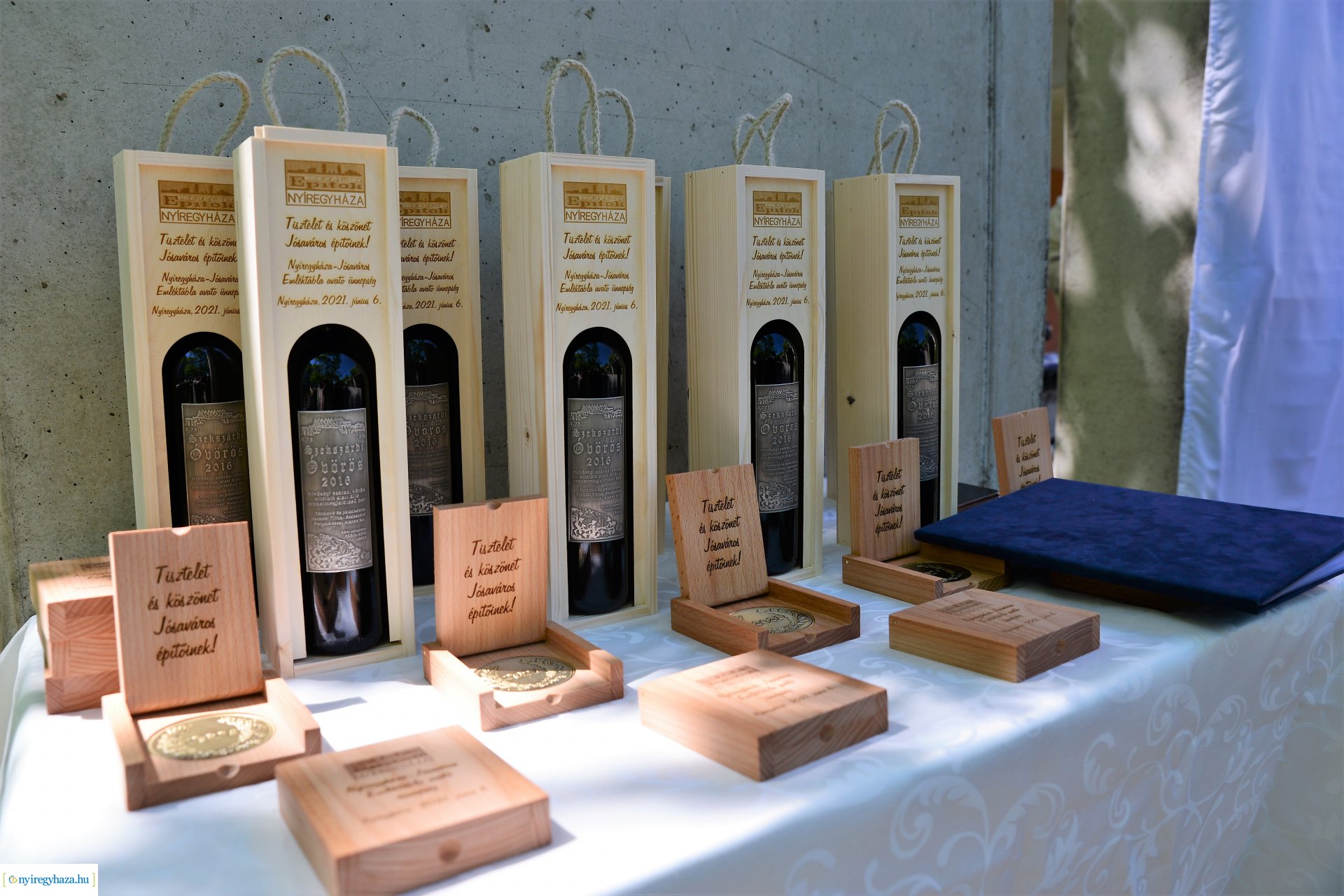 Emléktábla avatás Jósavárosban az Építők Napján