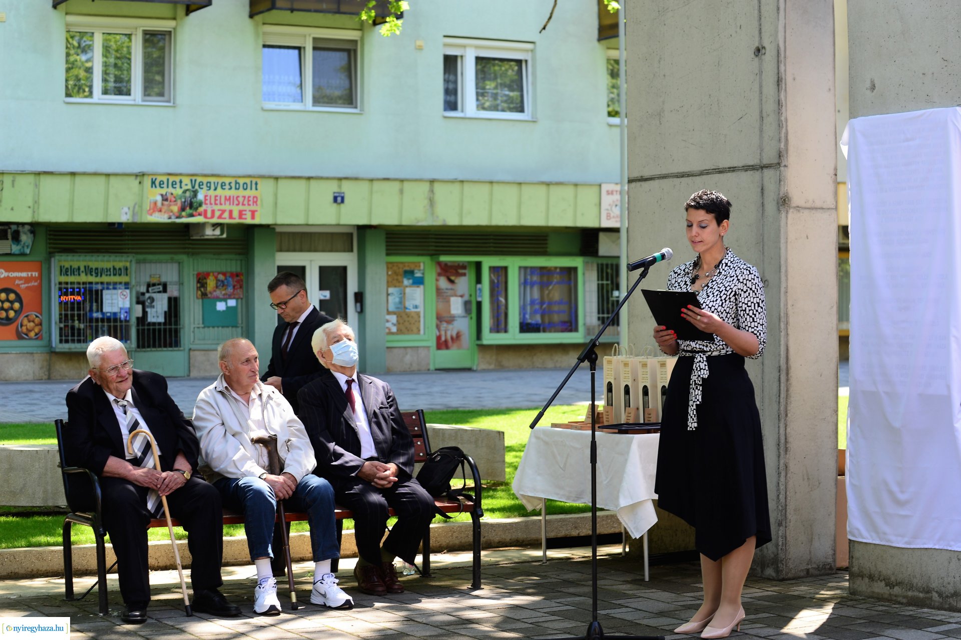 Emléktábla avatás Jósavárosban az Építők Napján