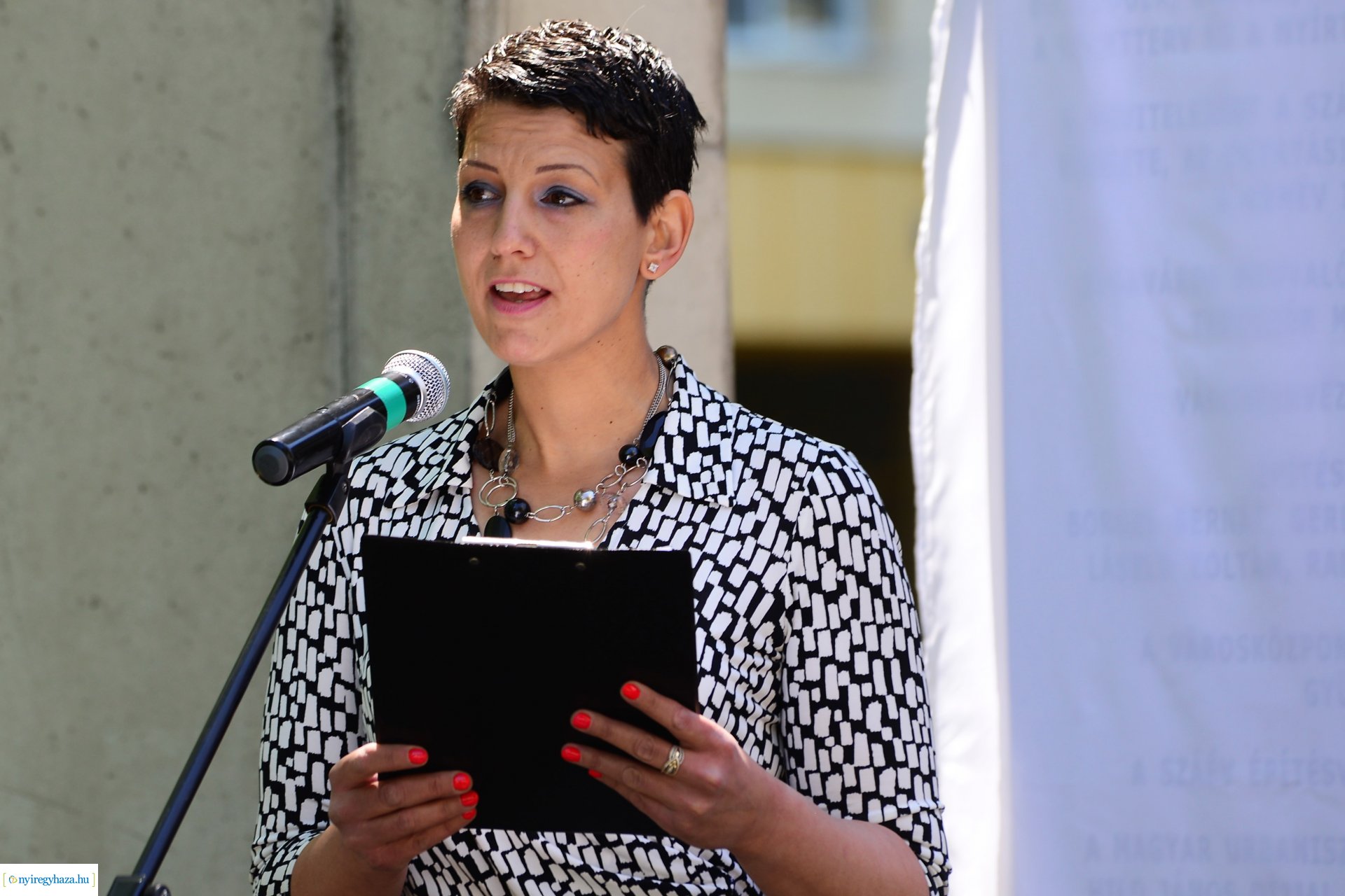 Emléktábla avatás Jósavárosban az Építők Napján